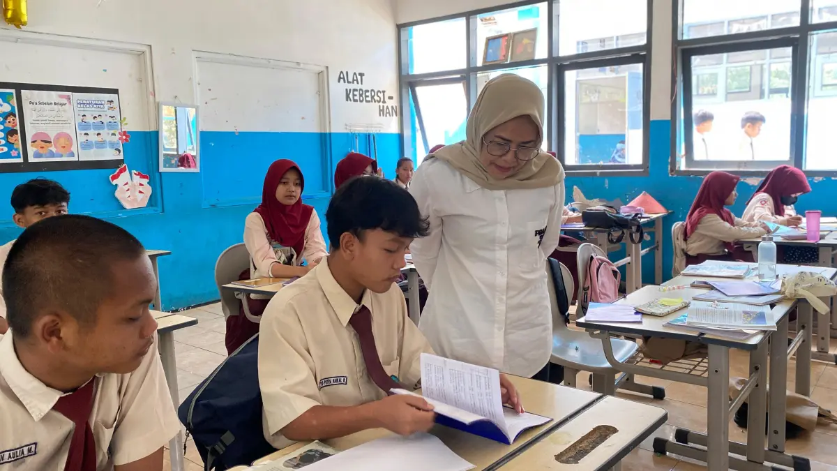 TERIMA TUNJANGAN: Salah seorang guru berstatus ASN mengajar di SMP Negeri 3 Batu beberapa waktu lalu. RORI DINANDA BESTARI/RADAR BATU