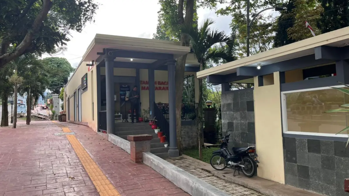 BAKAL DIREVITALISASI: Taman Bacaan Masyarakat (TBM) Hutan Kota Bondas diproyeksikan jadi percobaan peningkatan layanan. ZANADIA MANIK FATIMAH/RADAR BATU