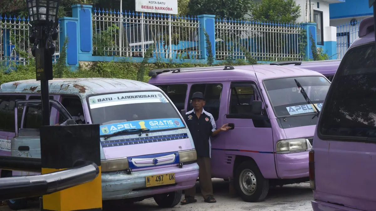 DALAM PEMANTAUAN: Sejumlah Apel Gratis menunggu pelajar di halaman SMP Negeri 3 Batu beberapa waktu lalu. RORI DINANDA BESTARI/RADAR BATU