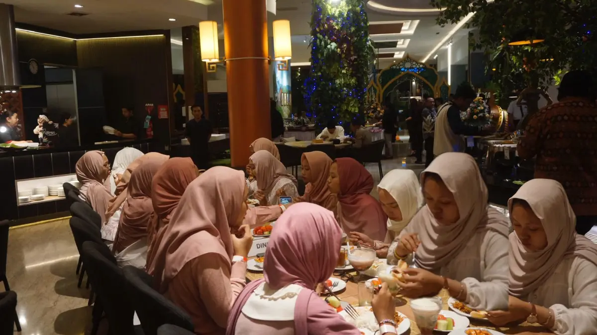 MOMEN KEBERSAMAAN: Sejumlah tamu menikmati buka bersama di Senyum World Hotel Jawa Timur Park 3 beberapa waktu lalu. RORI DINANDA BESTARI/RADAR BATU
