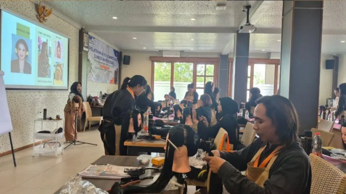 SERIUS DAN ANTUSIAS: Para peserta pelatihan junior hairdresser yang dilaksanakan Disnaker Kota Batu beberapa waktu lalu. DISNAKER KOTA BATU FOR RADAR BATU