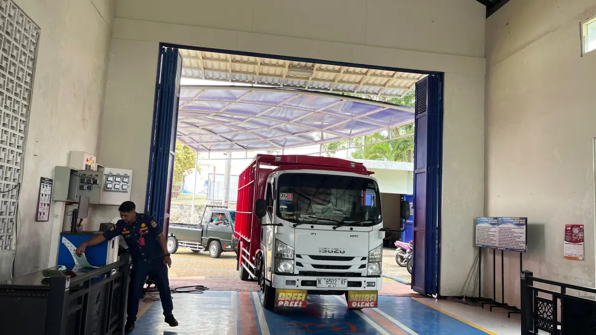 DIUJI: Petugas melakukan uji kir pada beberapa kendaraan di UPT Balai Uji Kir Kota Batu beberapa waktu lalu.