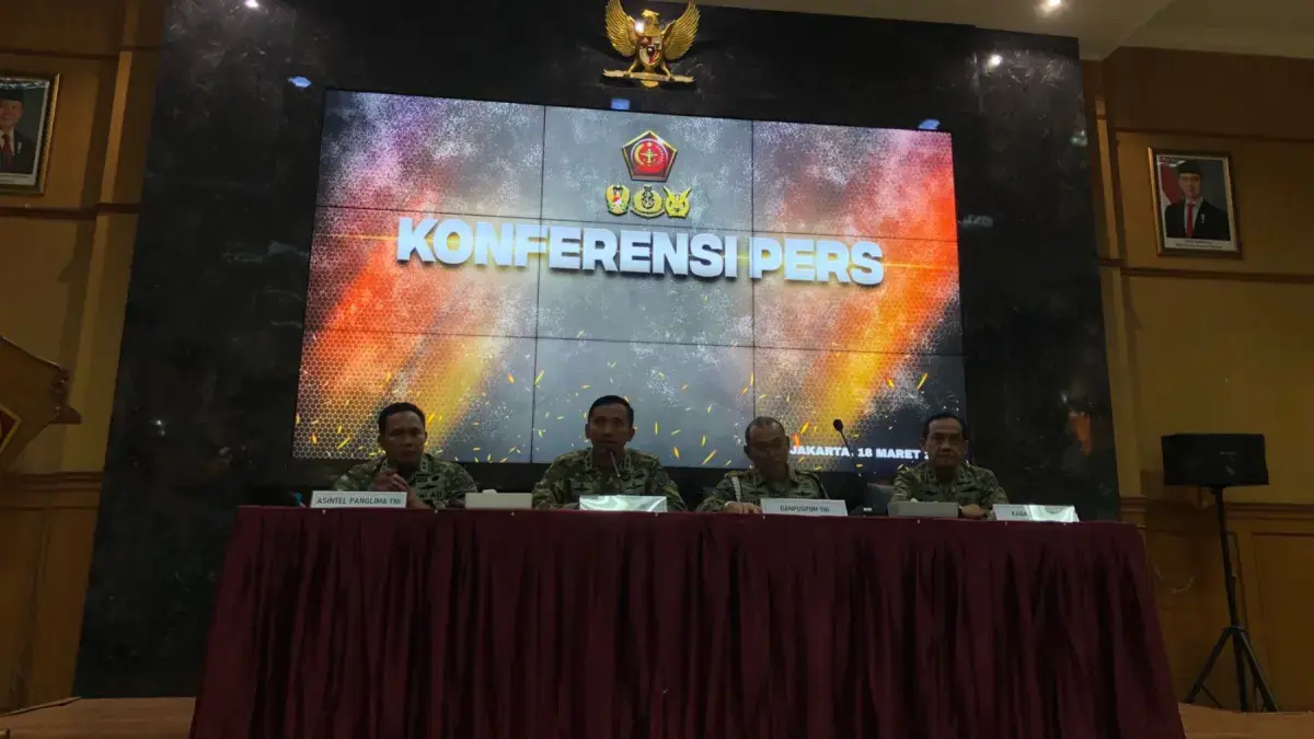 Mabes TNI menyampaikan keterangan terkait dengan peristiwa penyiraman air keras terhadap WakilKoordinator KontraS Andrie Yunus pada Rabu (18/3). (Sahrul Yunizar/JawaPos.com)