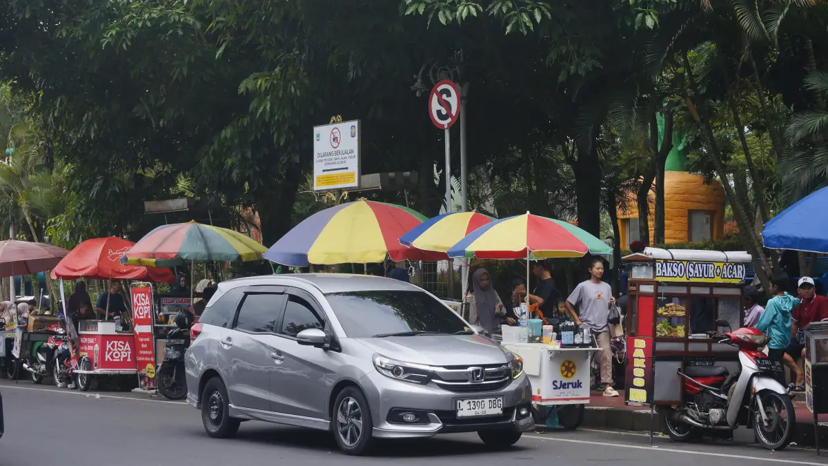MENJADI-JADI: Sejumlah PKL liar memadati kawasan bundaran Alun- Alun Kota Wisata Batu di Jalan Gajahmada, Kecamatan Batu kemarin (26/3).