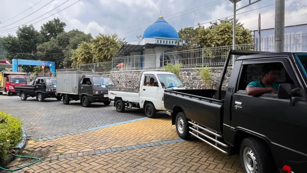 RAMAI: Beberapa kendaraan berbaris memanjang untuk melakukan uji KIR beberapa waktu lalu.