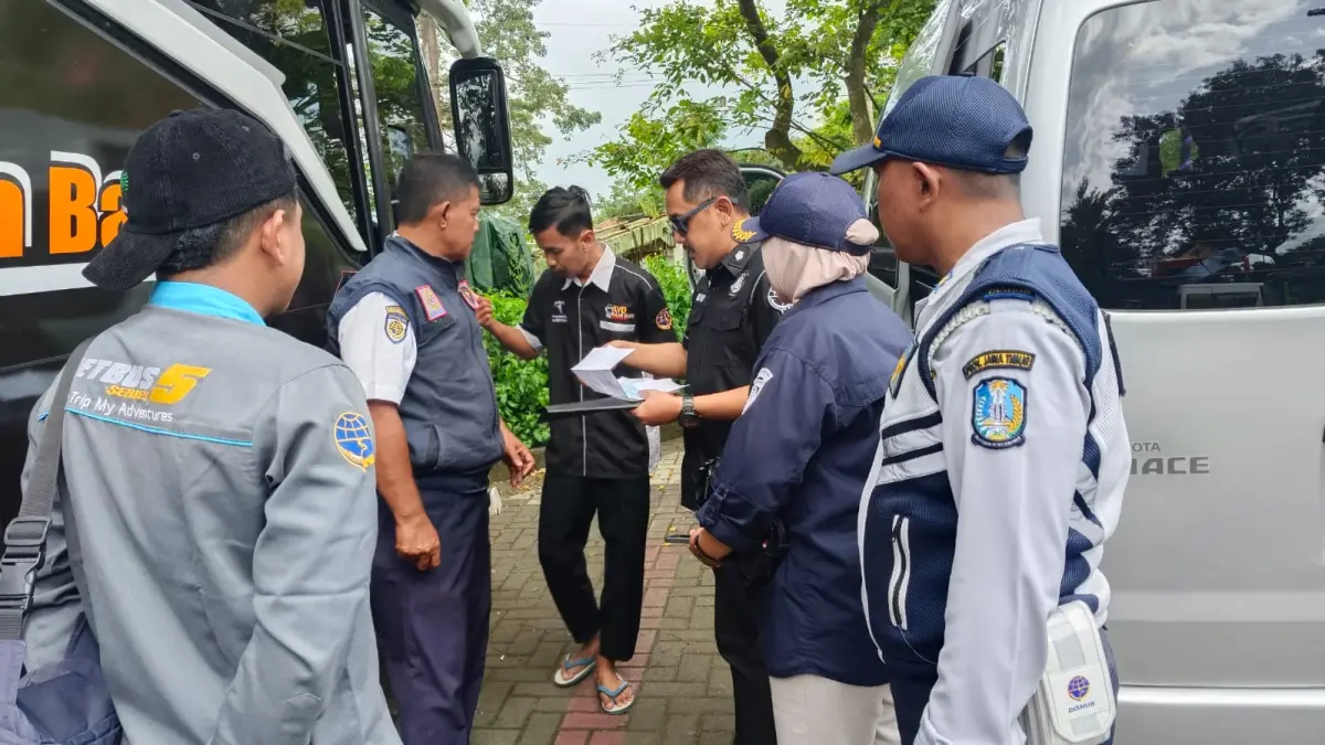 DICEK: Penyidik Pegawai Negeri Sipil (PPNS) Dinas Perhubungan (Dishub) Kota Batu beserta tim gabungan operasi rampcheck memeriksa sejumlah syarat administrasi kendaraan angkutan jalan di halaman parkir Jatim Park 2 kemarin (26/3).