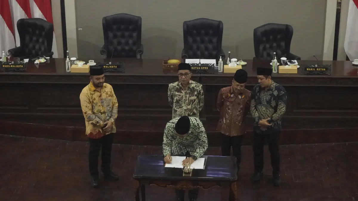 TELAH DITANDATANGANI: Wali Kota Batu Nurochman menandatangani Nota Pengantar LKPJ dalam Rapat Paripurna di Gedung DPRD Kota Batu kemarin (27/3).