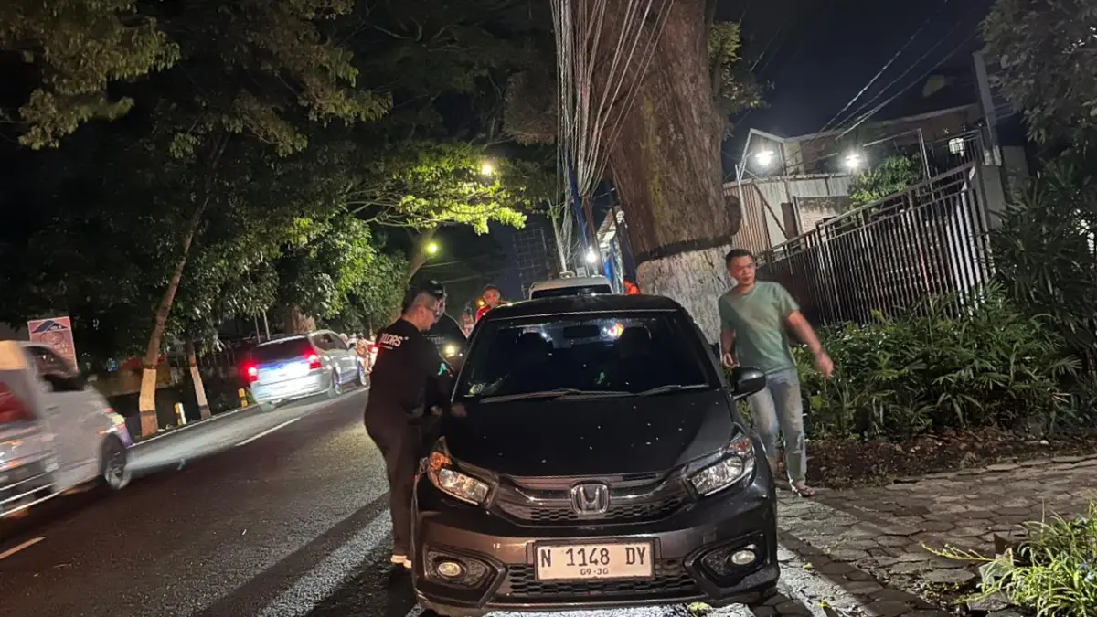 TERLIBAT LAKA: Mobil Honda Brio berpelat N 1148 DY diamankan setelah terlibat laka dengan dua motor lainnya di Jalan Patimura, Kelurahan Temas, Kecamatan Batu Kamis malam lalu (26/3) sekitar pukul 23.15. 