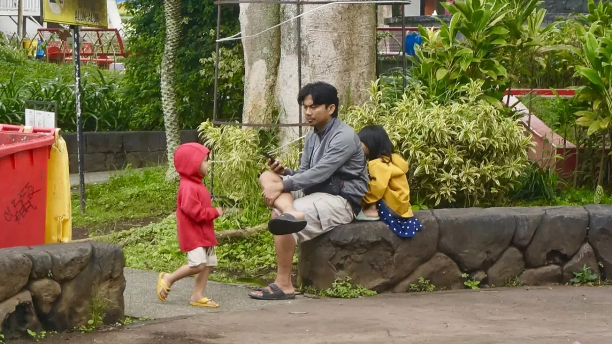 DALAM PENGAWASAN: Orang tua mengawasi anaknya saat bermain di kawasan Alun-Alun Kota Wisata Batu beberapa waktu lalu. RORI DINANDA BESTARI/RADAR MALANG