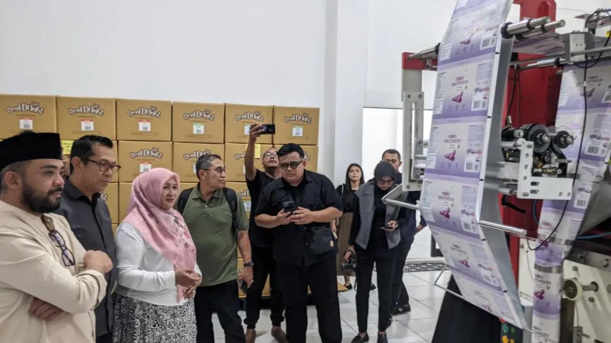 EKSPOR PERDANA: Wali Kota dan Wakil Wali Kota Batu melakukan kunjungan pada tempat produksi perdana makanan ringan di Kota Batu. RORI DINANDA BESTARI/RADAR BATU