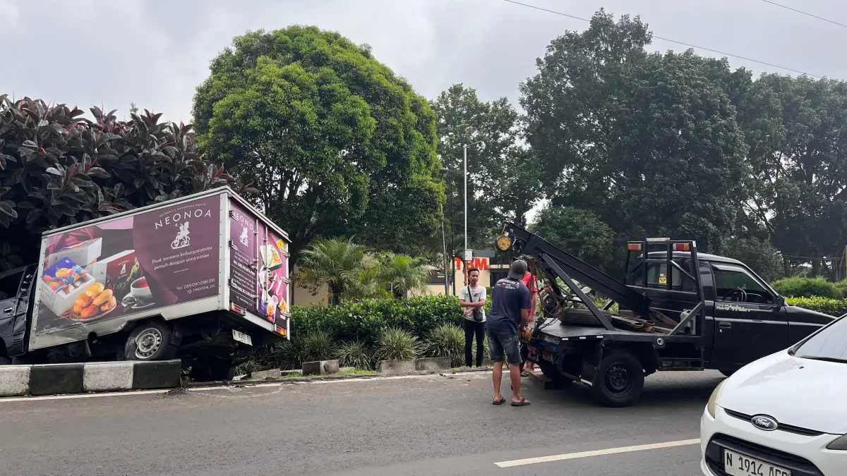 PROSES EVAKUASI: Mobil boks Mitsubishi bernomor polisi N 8305 EO yang terlibat kecelakaan di Jalan Sultan Agung, Kelurahan Sisir, Kecamatan Batu sedang diderek untuk diamankan kemarin (29/3).&nbsp;
ZANADIA MANIK FATIMAH/RADAR BATU&nbsp;
