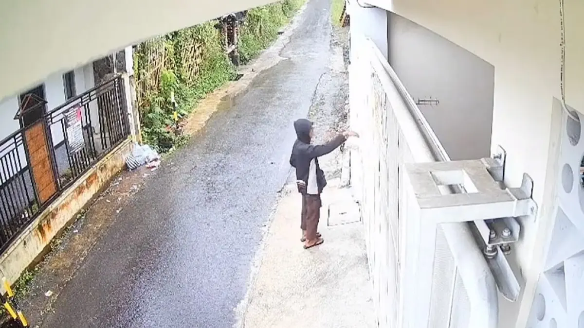 SANTAI SAJA: Aksi pencuri mengambil pesanan online tereksm CCTV.