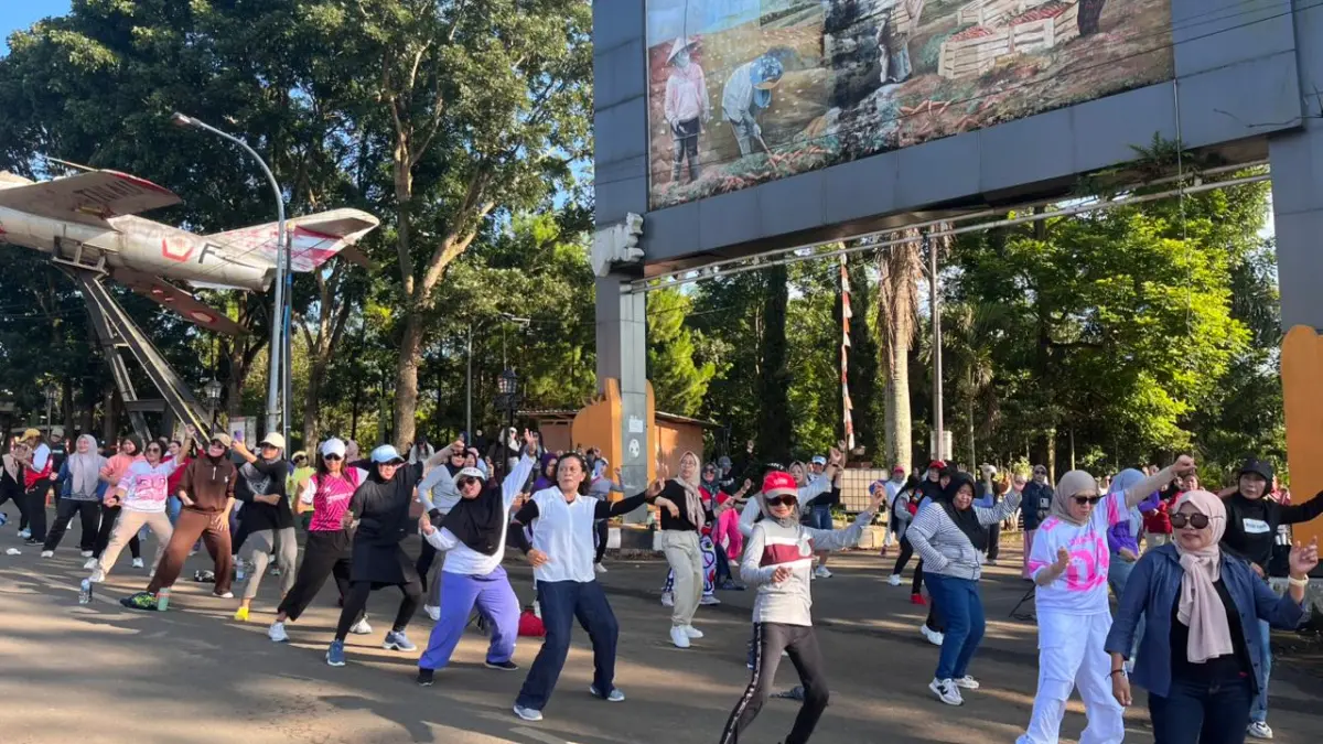 ANTUSIAS: Peserta senam zumba di Car Free Day (CFD) Mbatu Sae tampak kompak dan bersemangat dalam CFD perdana setelah ramadan kemarin (29/3). ZANADIA MANIK FATIMAH/RADAR BATU