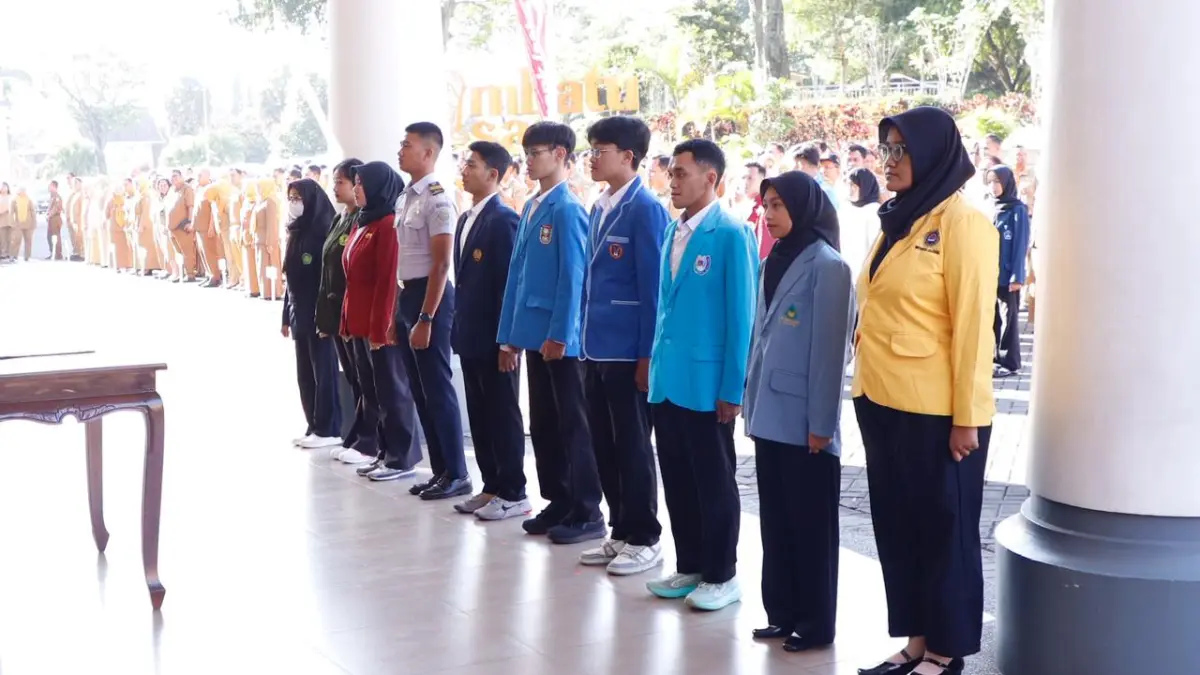TERIMA BEASISWA: Beberapa mahasiswa menerima program beasiswa Seribu Sarjana dari Pemkot Batu di Balai Kota Among Tani Batu pagi ini (30/3).