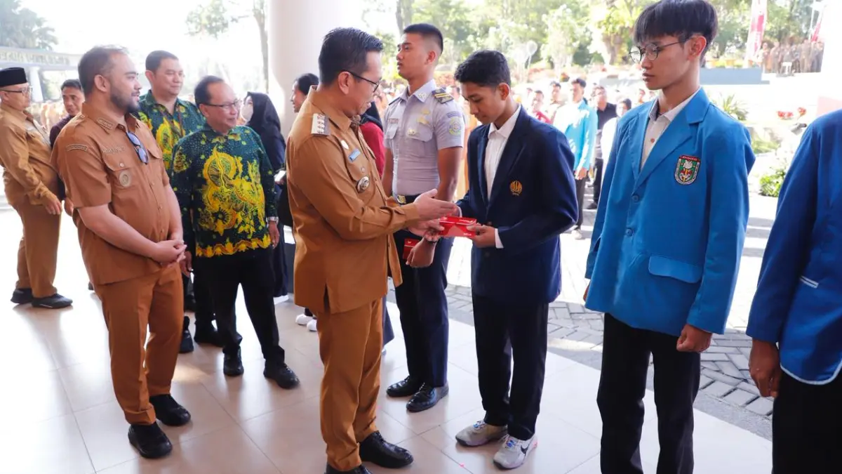 TERIMA DUKUNGAN: 47 Mahasiswa terima beasiswa di Balai Kota Among Tani pada Senin (30/3). RORI DINANDA BESTARI/RADAR BATU


