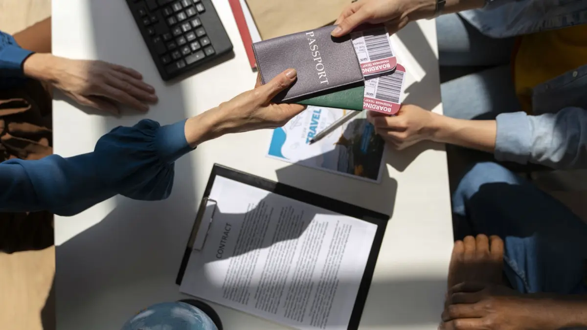 URUS BERKAS: Ilustrasi Pekerja Migran mengurus berkas persiapan keberangkatan. FREEPIK
