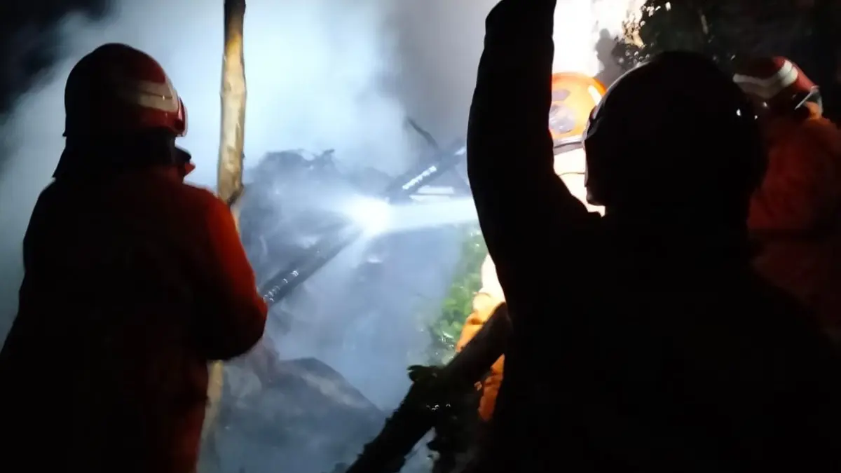 Damkar Kota Batu memadamkan api yang menghanguskan Gudang Milik Warga Torongrejo. (Damkar Kota Batu)