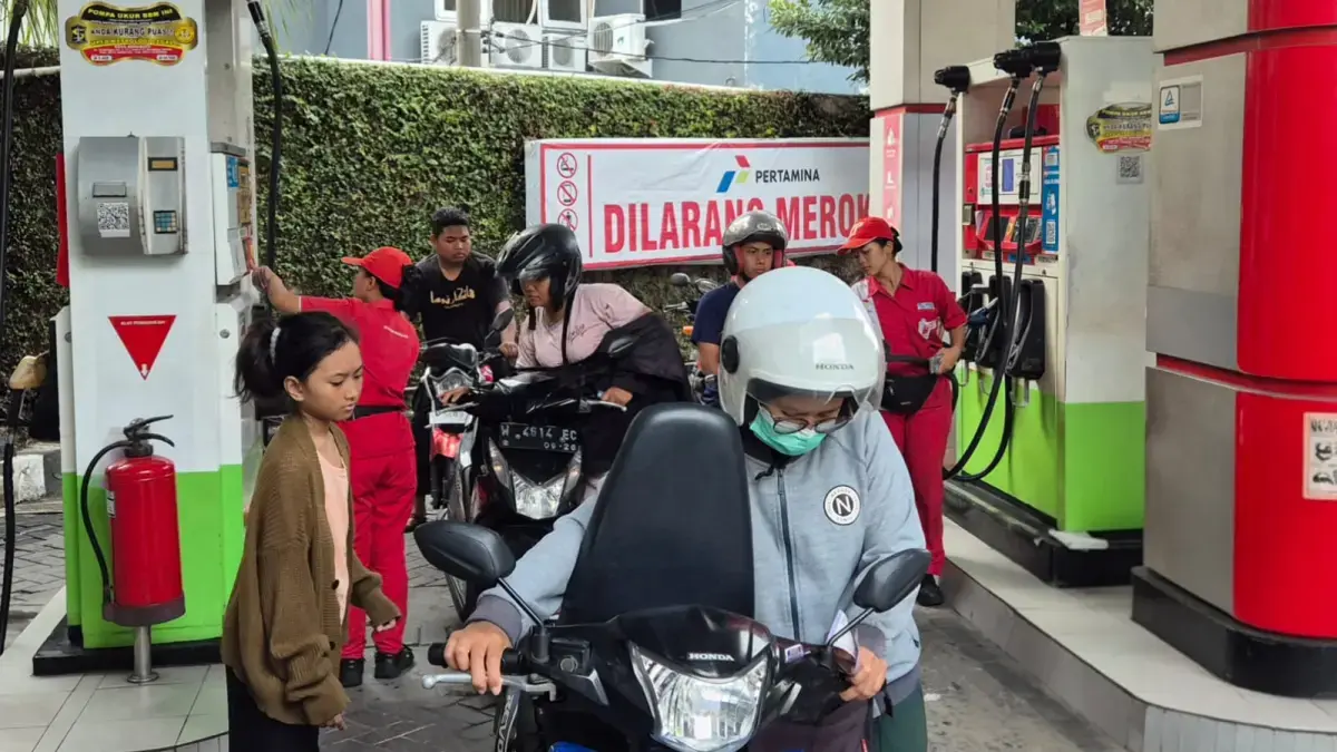 Ilustrasi warga mengisi BBM di SPBU. (Dok. Jawa Pos)