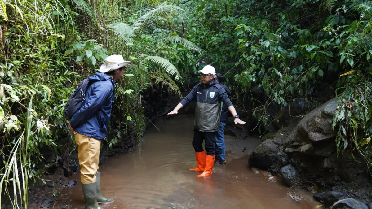 Wali Kota Batu Nurochman melakukan susur Sungai Krecek, Desa Sumbergondo, Kecamatan Bumiaji pagi ini (31/3). (Rori Dinanda Bestari/Radar Batu)
