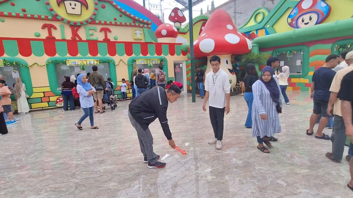 JADI SOROTAN: Kepolisian melakukan olah TKP tewasnya salah seorang wisatawan di Florawisata Mikutopia, Desa Tulungrejo, Kecamatan Bumiaji Senin lalu (30/3).