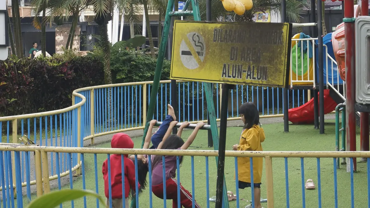 Anak-anak bermain di playground Alun-Alun Kota Wisata Batu. (Rori Dinanda Bestari/Radar Batu)