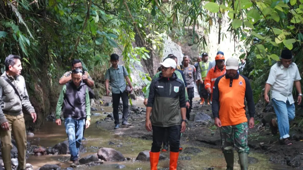 BANJIR LUAPAN: Wali Kota Batu dan Tim BPBD Kota Batu meninjau lokasi banjir luapan di Desa Punten, Kecamatan Bumiaji pada Senin petang (30/3). RORI DINANDA BESTARI/RADAR BATU