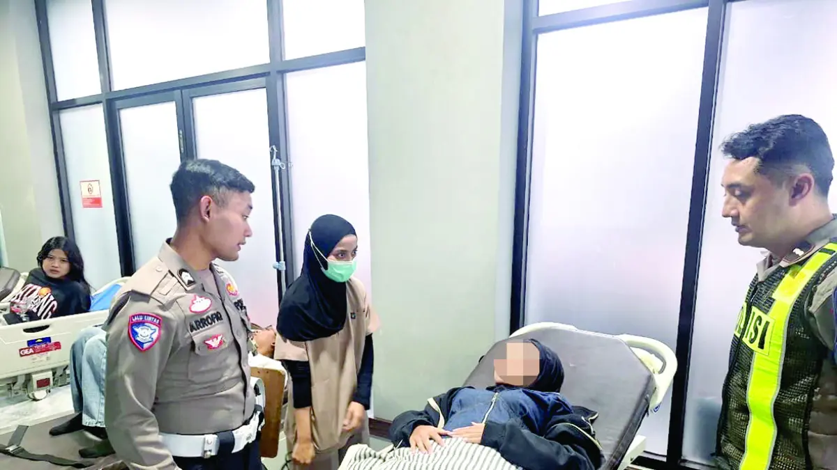 JALANI PERAWATAN: Korban kecelakaan beruntun di Jalan Dewi Sartika, Kelurahan Temas, Saadah Dwi Rahayu, 37, dirawat di RS Hasta Brata Kota Batu pascalaka kemarin (1/4). POLRES BATU FOR RADAR BATU