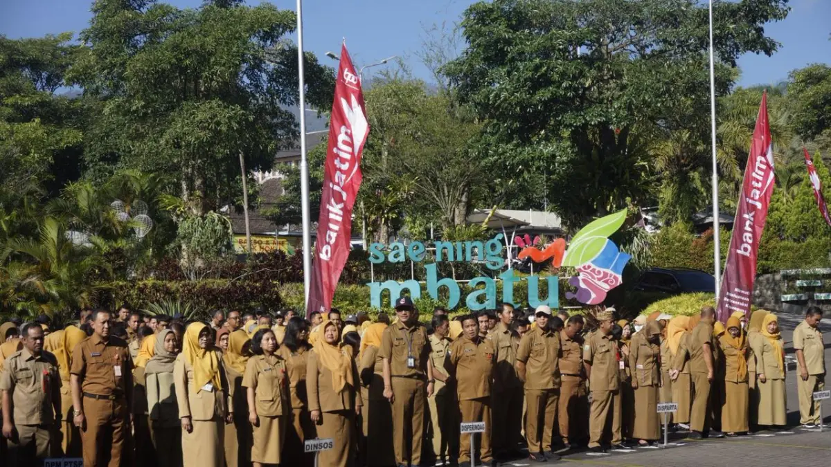 MENYEIMBANGKAN ANGGARAN: Sejumlah ASN melakukan apel pagi di depan Balai Kota Amongtani. RORI DINANDA BESTARI