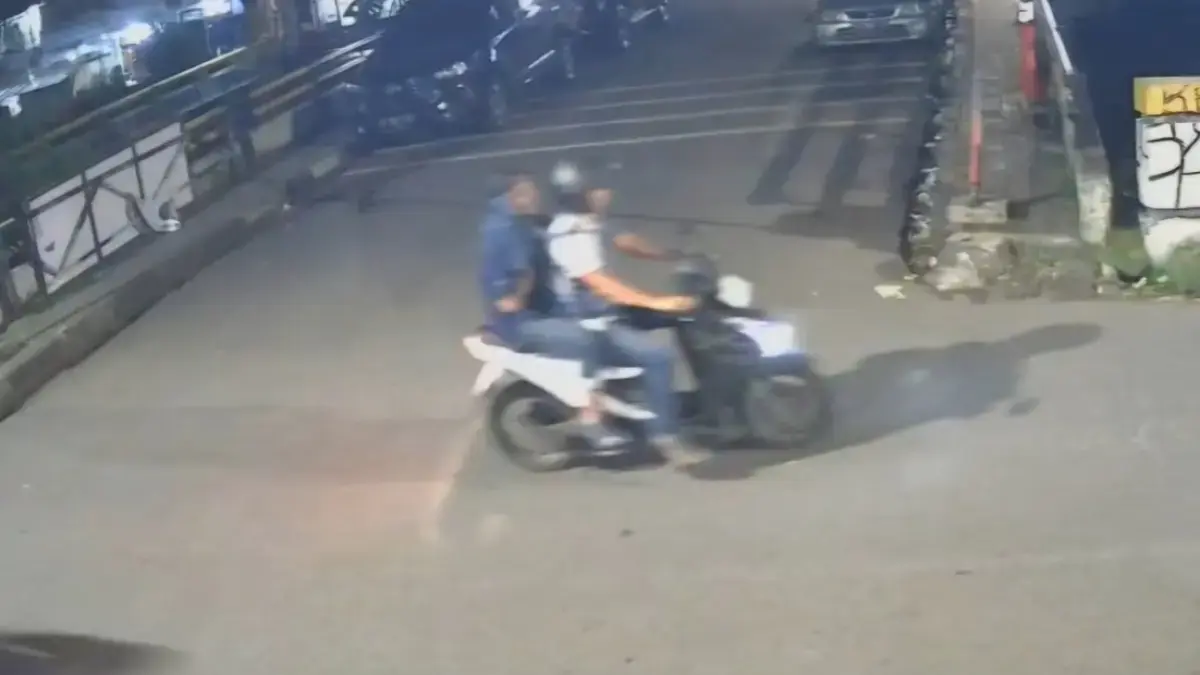 Tangkapan layar CCTV detik-detik aktivis KontraS Andrie Yunus disiram air keras di Salemba, Jakarta Pusat. (Istimewa)