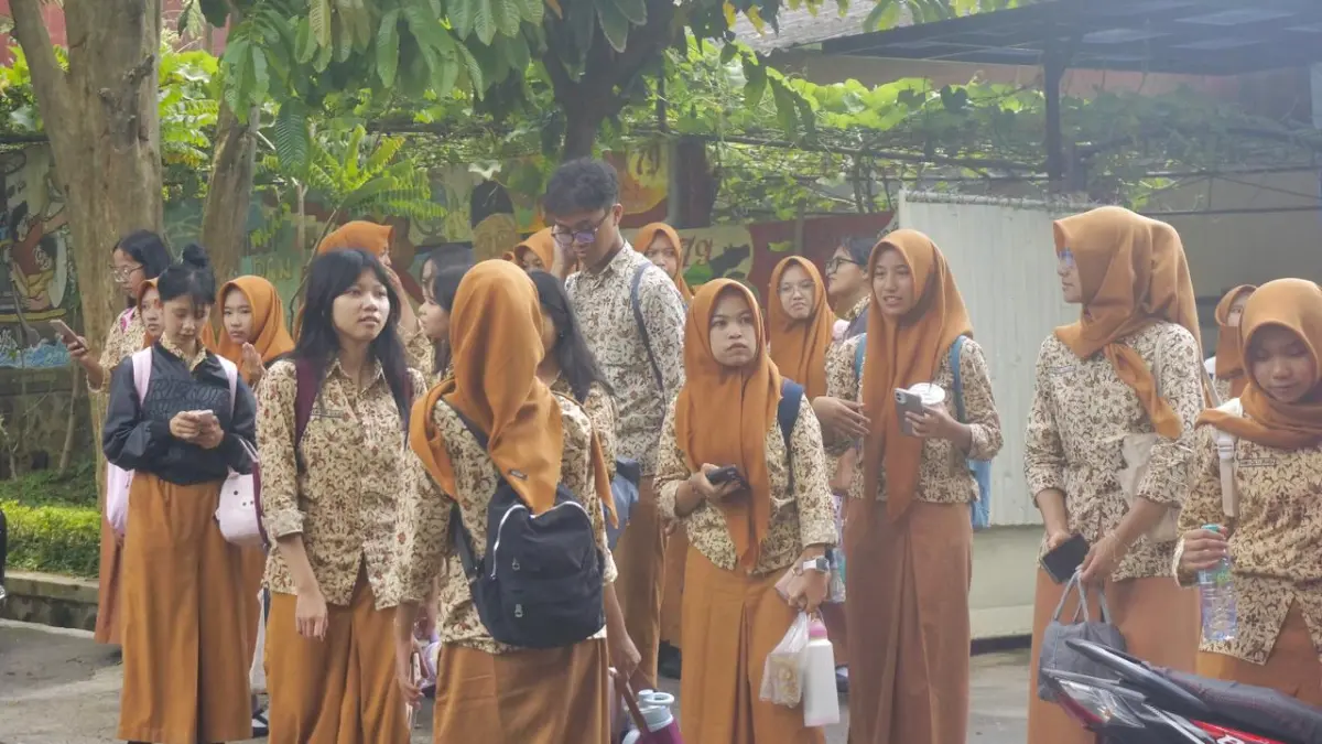 BERAKTIVITAS: Beberapa siswa SMA Negeri 1 Batu sepulang sekolah kemarin (2/4).