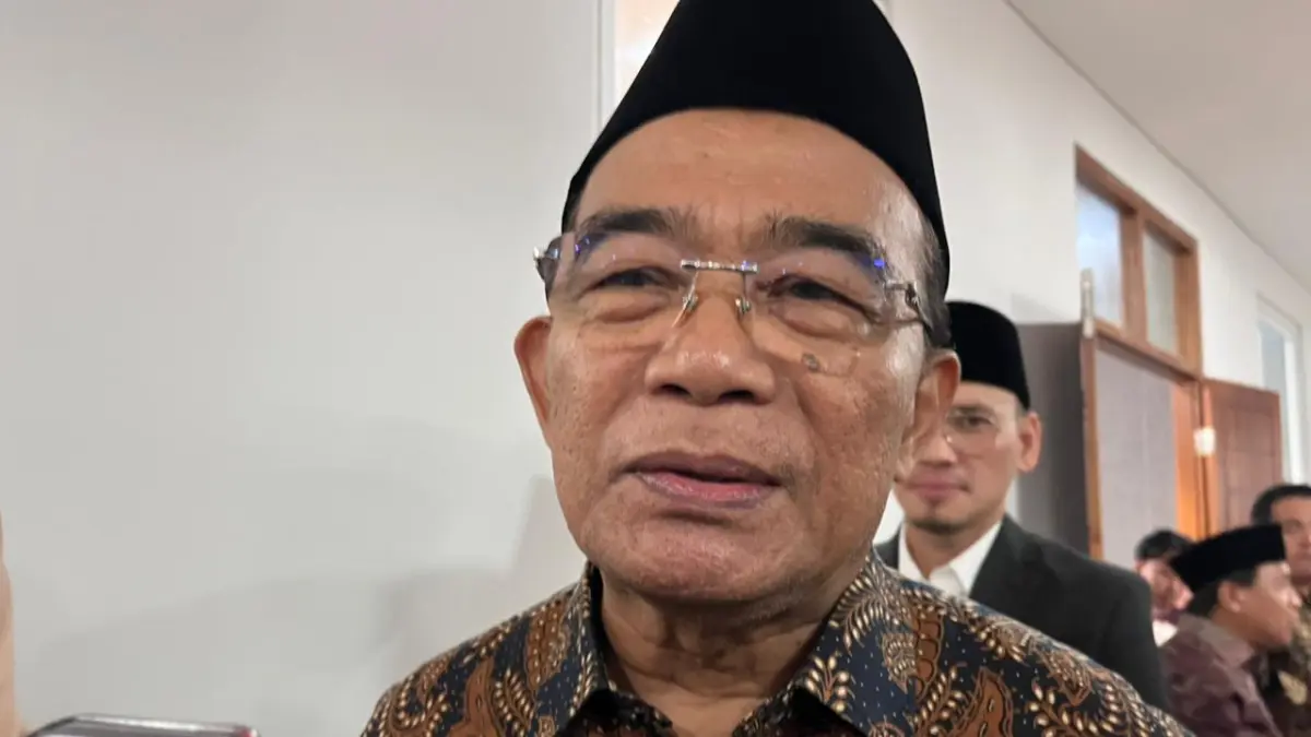 DOORSTOP: Penasihat Khusus Presiden RI Bidang Haji Muhadjir Effendy menjawab pertanyaan awak media terkait kesiapan ibadah haji 2026 saat kunjungan ke Kampus III UIN Maulana Malik Ibrahim Malang pada 31 Maret lalu. ZANADIA MANIK FATIMAH/RADAR BATU