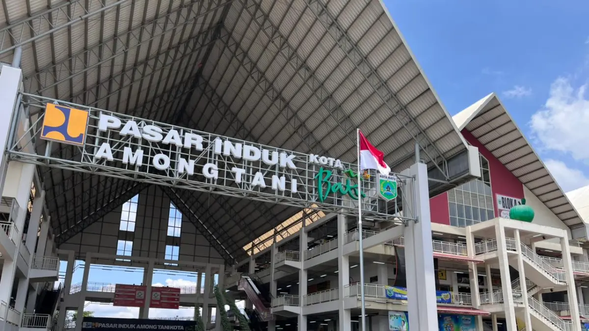 MEGAH: Beberapa pengunjung tampak beraktivitas di halaman depan Pasar Induk Among Tani beberapa waktu lalu. ZANADIA MANIK FATIMAH/RADAR BATU