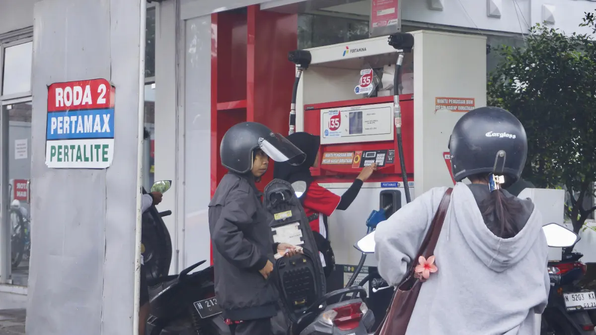 STOK AMAN: Sejumlah warga mengisi BBM di SPBU Jalan Panglima Sudirman, Kecamatan Batu kemarin (2/4).