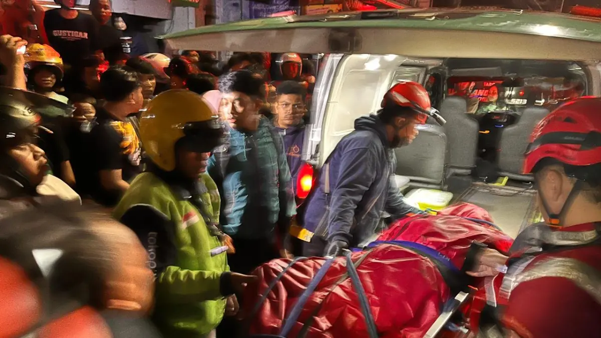 EVAKUASI: Proses evakuasi salah seorang mahasiswa yang bunuh diri beberapa waktu lalu. NAHDIATUL AFFANDIAH/RADAR MALANG