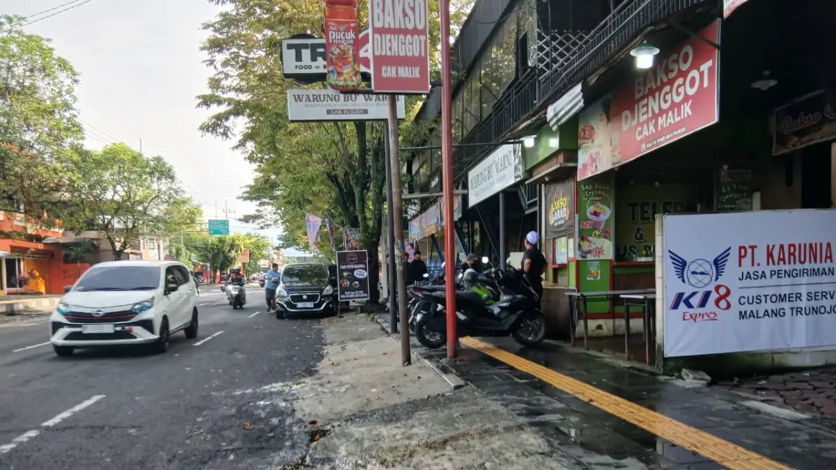 TUAI KRITIK: Kondisi trotoar di Jalan Trunojoyo, Kecamatan Klojen dipakai parkir kendaraan kemarin (3/4). SUKMA FADILAH/FREELANCE RADAR MALANG