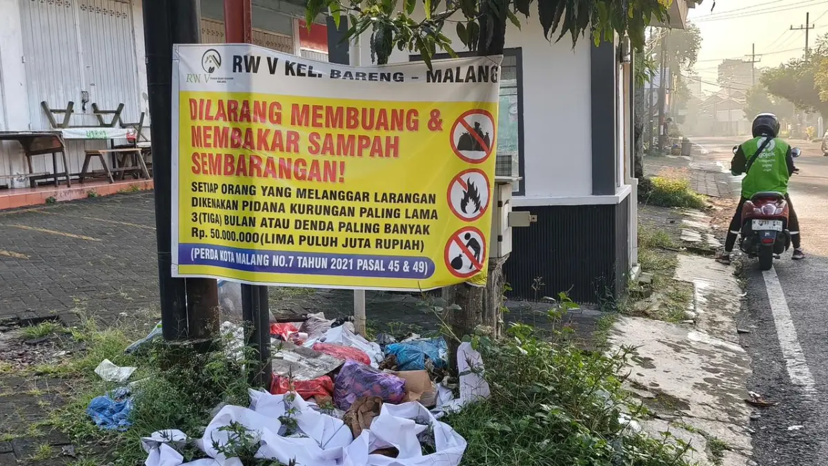 JADI ATENSI: Kondisi sampah liar di Jalan Bareng Raya, Kecamatan Klojen tampak berserakan beberapa waktu lalu. RAYYAN SUGANGGA/FREELANCE RADAR MALANG