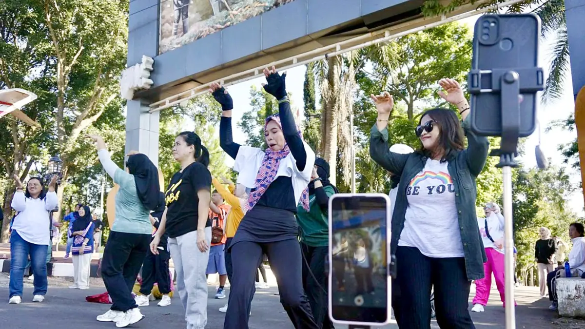ANTUSIAS TINGGI: Beberapa peserta senam zumba CFD Mbatu Sae melakukan siaran langsung di TikTok kemarin pagi (5/4). RORI DINANDA BESTARI/RADAR BATU