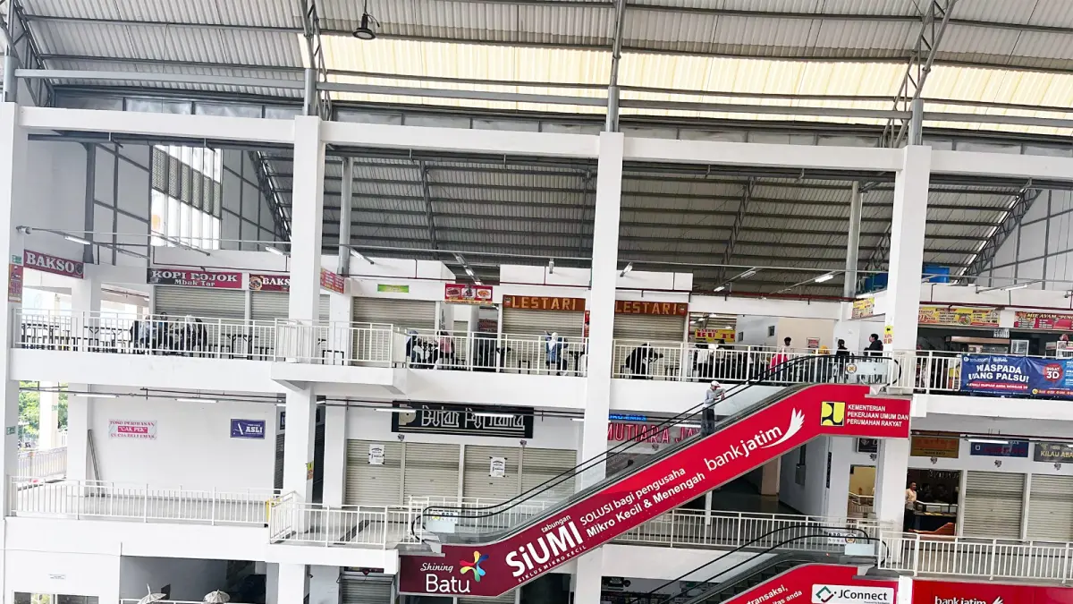 DALAM PENYELIDIKAN: Sejumlah masyarakat beraktivitas di kawasan Pasar Induk Among Tani beberapa waktu lalu. ZANADIA MANIK FATIMAH/RADAR BATU