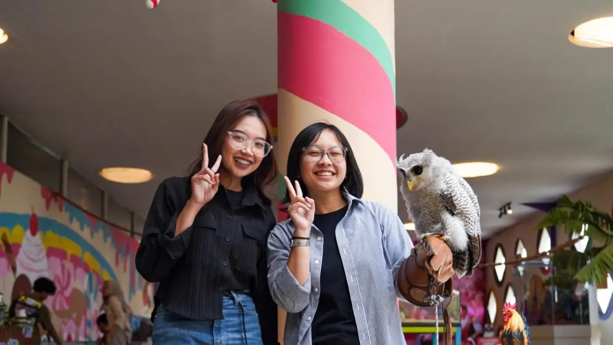 DAYA TARIK BARU: Wisatawan tengah berfoto bersama Bubo Sumatranus di Drive Thru Park beberapa waktu lalu.