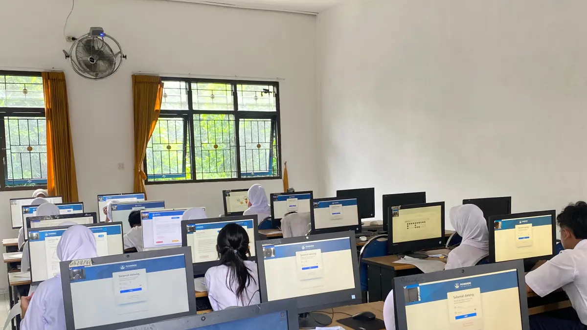 FOKUS: Siswa SMP Negeri 3 Batu mengikuti TKA di laboratorium komputer kemarin (6/3).