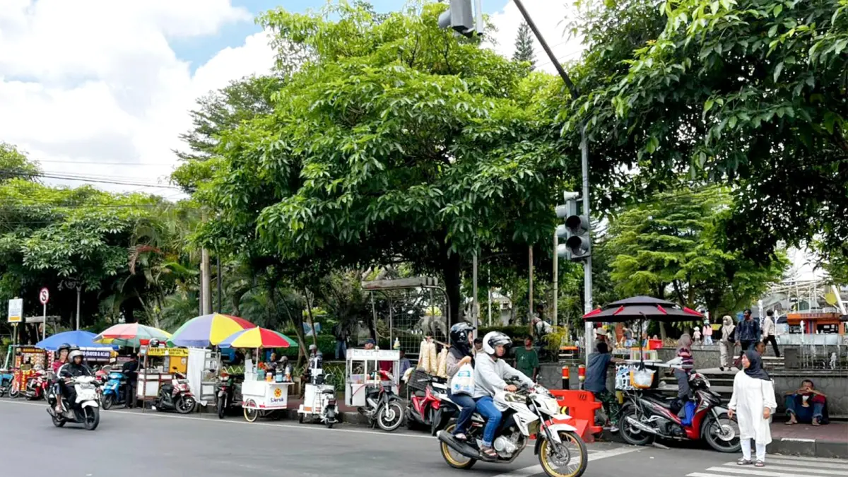 MENJAMUR: Para pedagang kaki lima (PKL) liar berjualan di Jalan Gajahmada, kawasan Alun-Alun Kota Wisata Batu kemarin (5/3). ZANADIA MANIK FATIMAH/RADAR BATU 