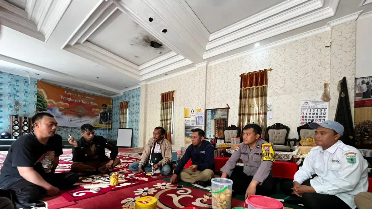 Pertemuan warga membahas solusi atas keluhan kandang babi di Desa Bulukerto, Kecamatan Bumiaji, Senin (6/4). (Zanadia Manik Fatimah/Radar Batu)