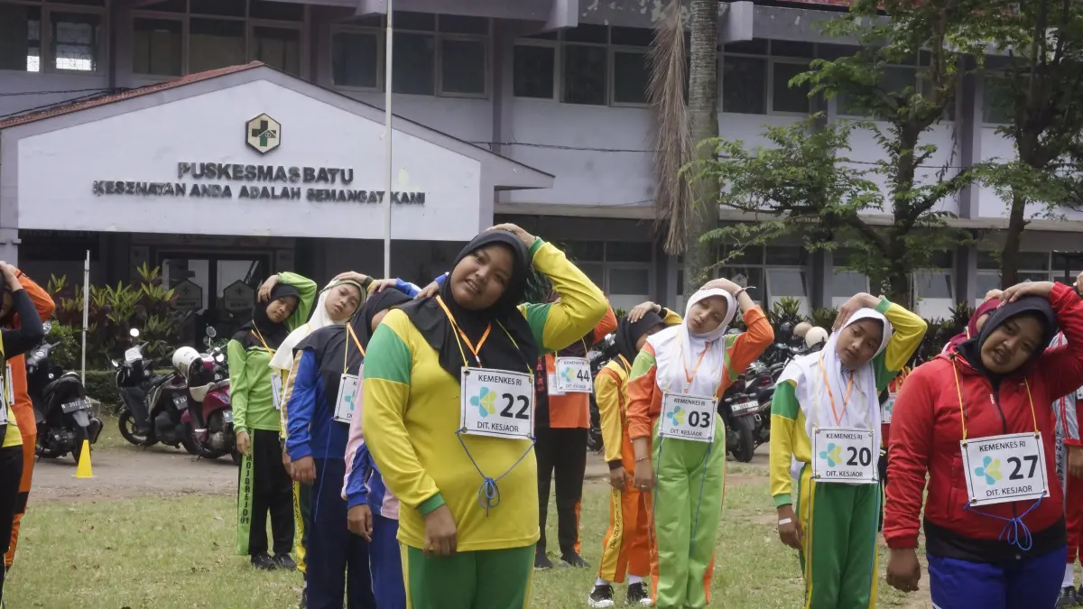 RAMAH KESEHATAN: Sejumlah siswa SRMP 14 Batu melakukan cek kesehatan di area Puskesmas Batu, Jalan Samadi, Kelurahan Ngaglik, Kecamatan Batu beberapa waktu lalu.