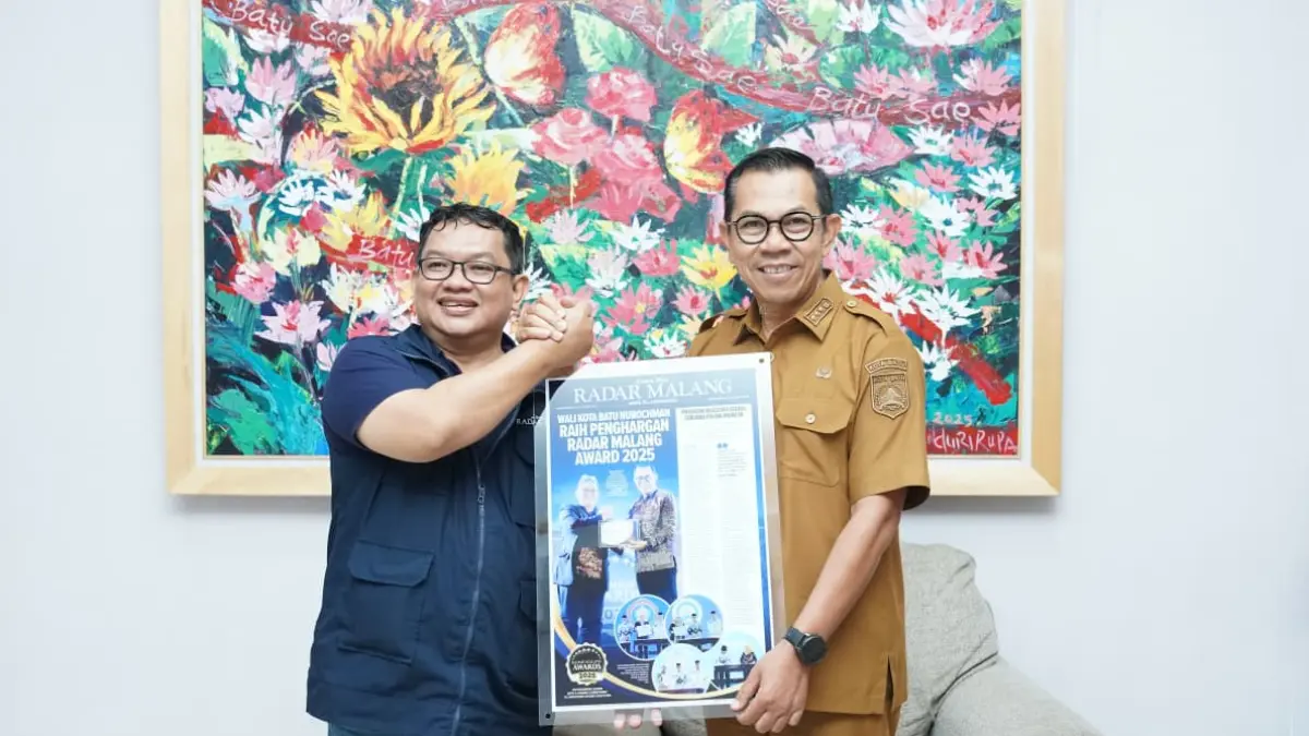 JALIN KERJA SAMA: Wali Kota Batu Nurochman berposes bersama Direktur Jawa Pos Radar Malang Tauhid Wijaya setelah audiensi jajaran manajemen di Rumah Dinas Wali Kota Batu kemarin (7/4).