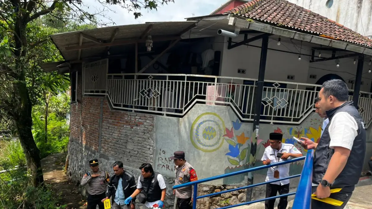 OLAH TKP: Petugas saat mendatangi lokasi penemuan mayat di Sungai Kali Putih.