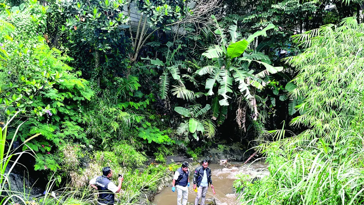 OLAH TKP: Personel Polres Batu melakukan pemeriksaan komprehensif di lokasi penemuan lansia tewas di Sungai Kaliputih, Kelurahan Sisir kemarin pagi (8/4).