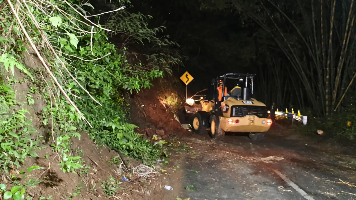Petugas membersihkan sisa longsoran yang menutupi jalan di Payung Dua, Kota Batu, Rabu (8/4). (Istimewa)