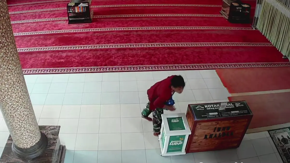 REKAMAN CCTV: Pelaku pencurian kotak amal Masjid Ibnu Khaldun di Jalan Panglima Sudirman, Kelurahan Ngaglik, Kecamatan Batu kemarin pagi (9/4) sekitar pukul 09.34.