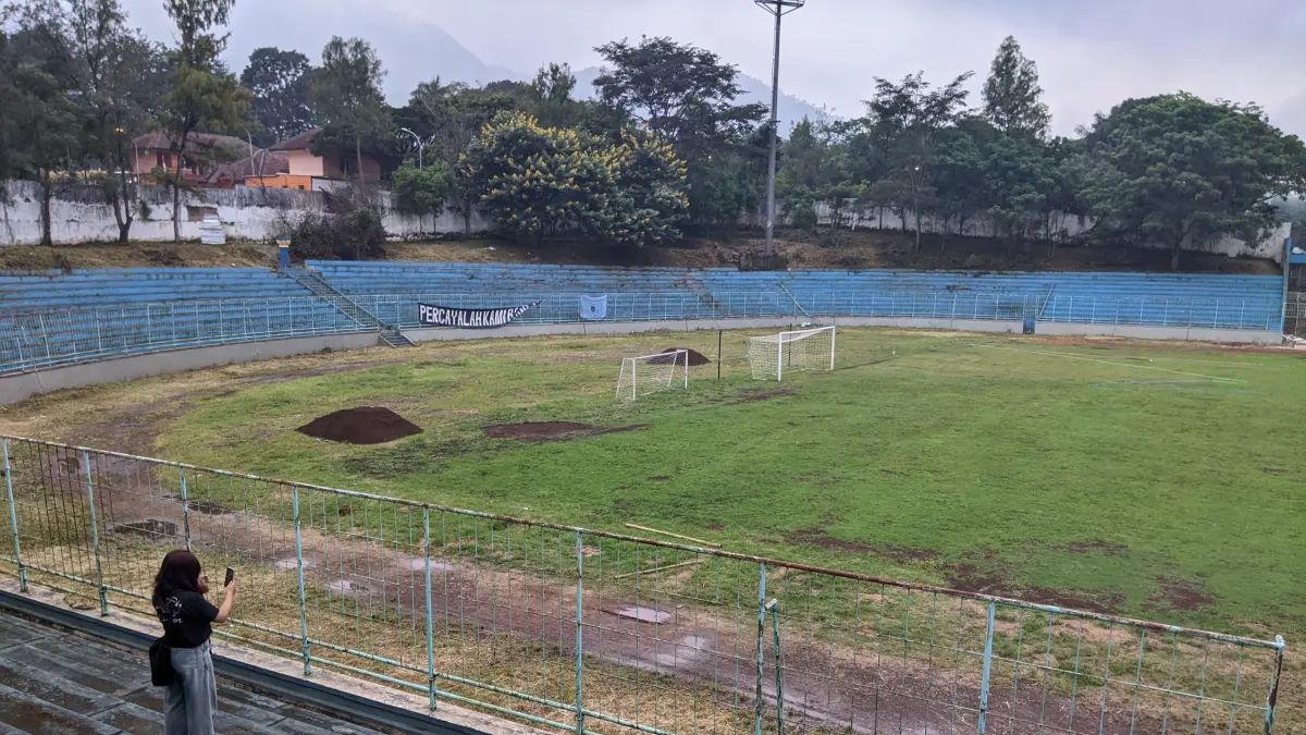 BAKAL DIRENOVASI: Salah seorang pengunjung melihat kondisi Stadion Gelora Brantas beberapa waktu lalu. RORI DINANDA BESTARI/RADAR BATU