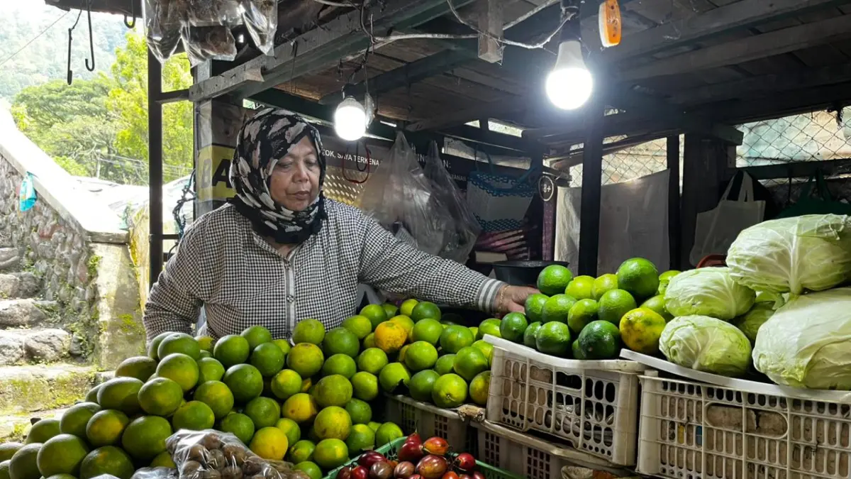 BERAKTIVITAS: Salah seorang pedagang di Pasar Wisata Songgoriti menata buah yang dijajakannya beberapa hari lalu. ZANADIA MANIK FATIMAH/RADAR BATU 